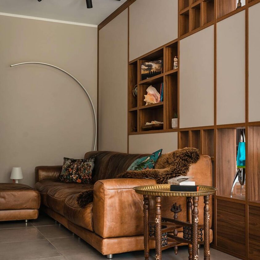 Aménagement d'intérieur d'un salon à Beggen avec bibliothèque au Luxembourg