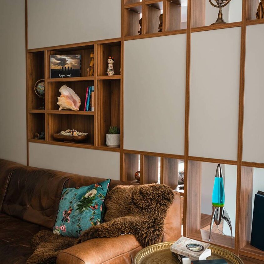 Aménagement d'intérieur d'un salon et d'une chambre à Beggen avec bibliothèque au Luxembourg