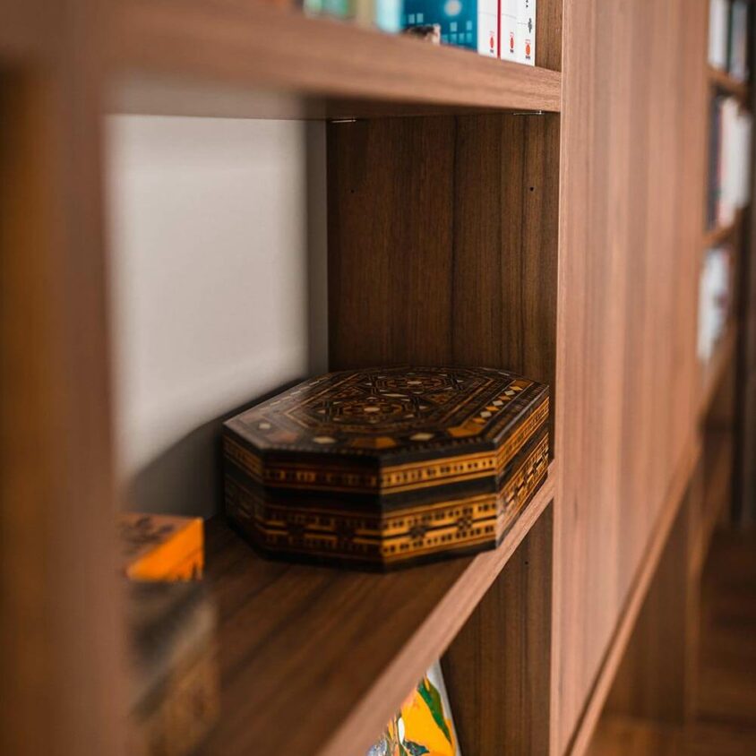Aménagement d'intérieur d'une bibliothèque dans un salon à Beggen dans un style zen japonais
