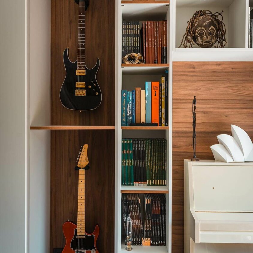 Aménagement d'intérieur d'une bibliothèque dans un salon à Beggen avec niches pour guitare et piano