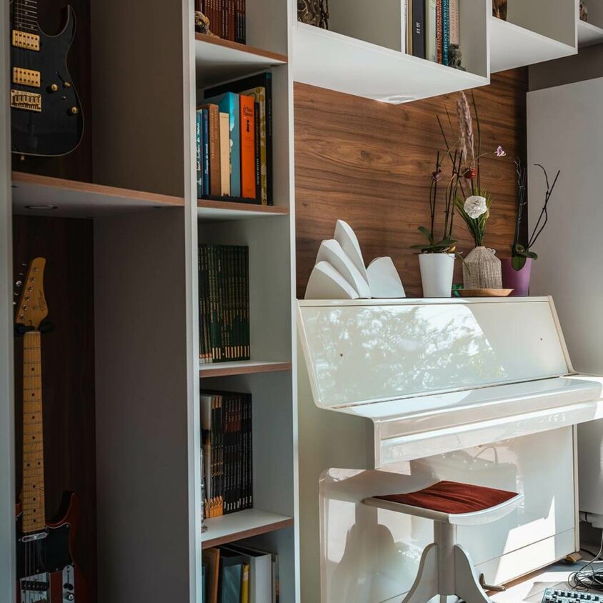 Aménagement d'intérieur d'une bibliothèque dans un salon à Beggen avec niches pour guitare et piano