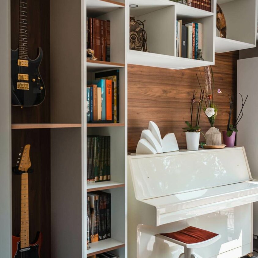 Aménagement d'intérieur d'une bibliothèque dans un salon à Beggen avec niches pour guitare et piano