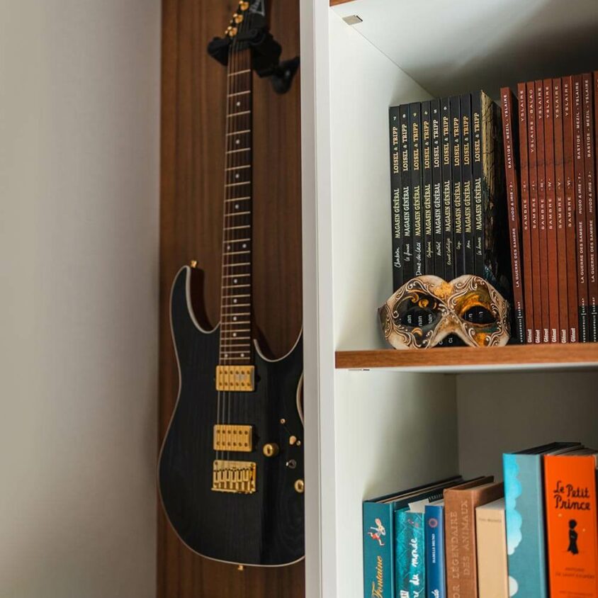 Aménagement d'intérieur d'une bibliothèque dans un salon à Beggen avec niches pour guitare