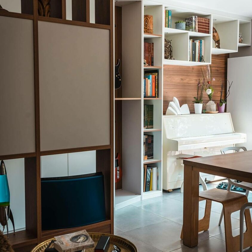 Aménagement d'intérieur d'une bibliothèque dans un salon à Beggen dans un style zen japonais