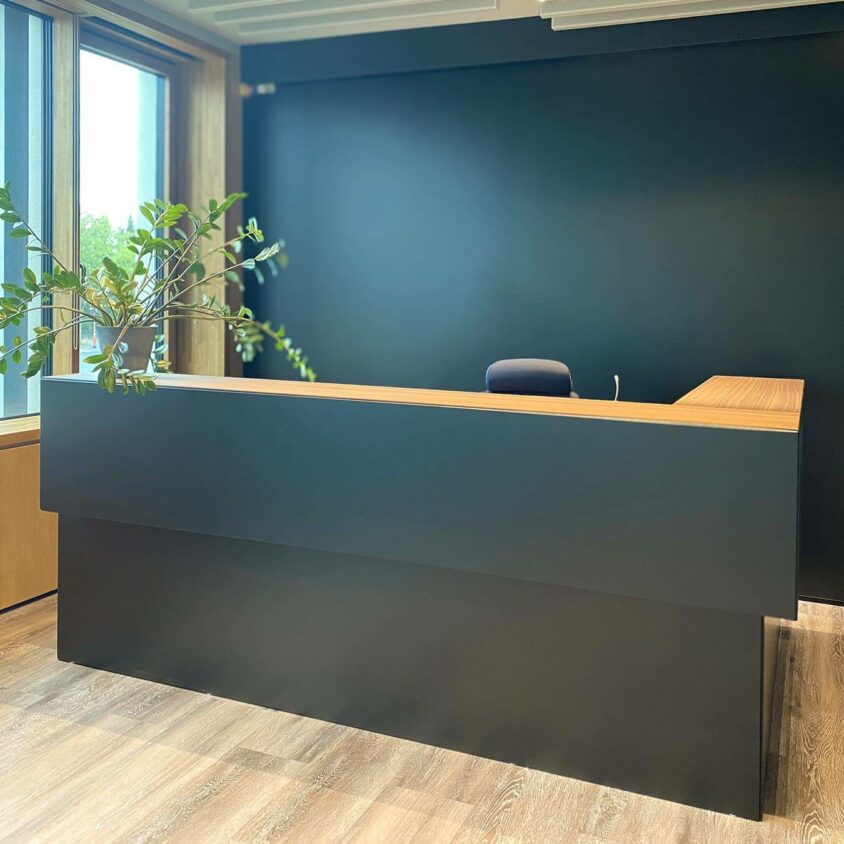 Agencement de bureaux d'entreprise à Luxembourg et Création de meuble d'accueil sur mesure