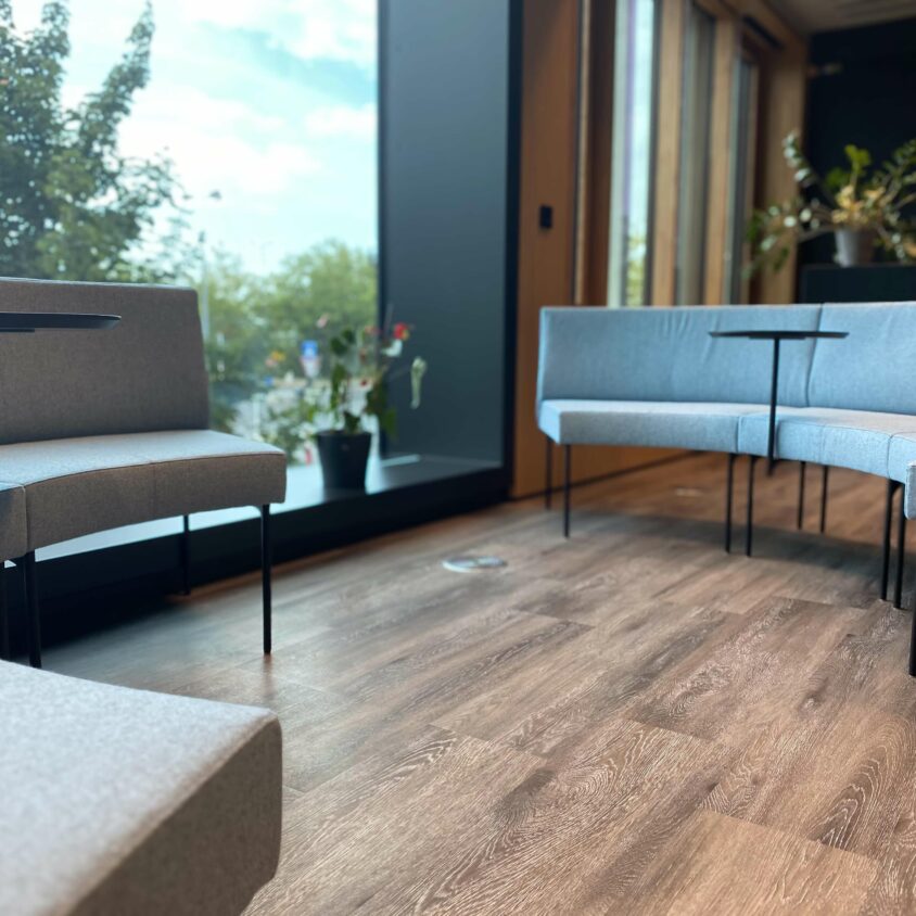 Agencement de bureaux d'entreprise à Luxembourg avec accueil et fauteuils sur catalogue