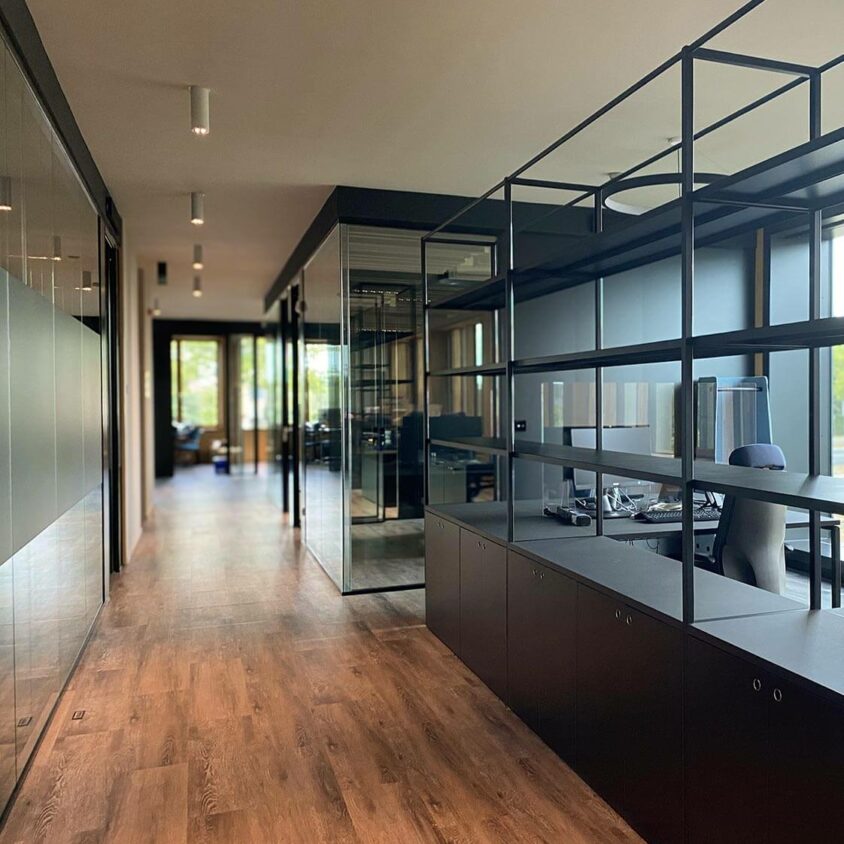 Agencement de bureaux d'entreprise à Luxembourg et Création de meubles de rangement sur mesure et cloisons