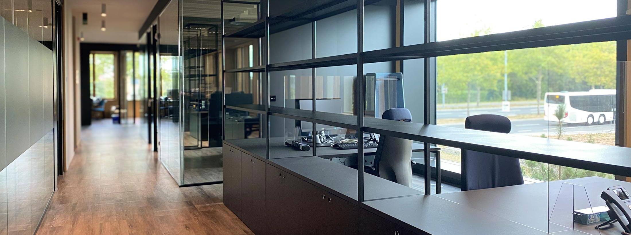 Agencement de bureaux d'entreprise à Luxembourg et Création de meubles de rangement sur mesure et cloisons