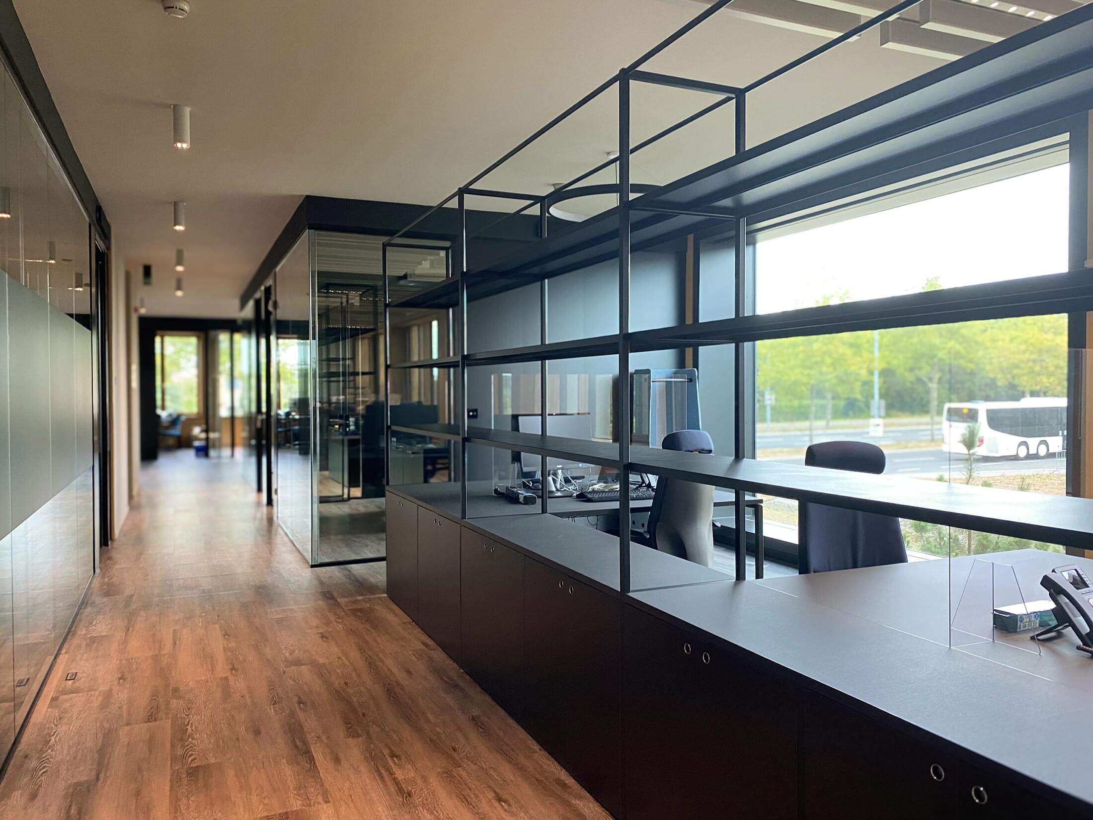 Agencement de bureaux d'entreprise à Luxembourg et Création de meubles de rangement sur mesure
