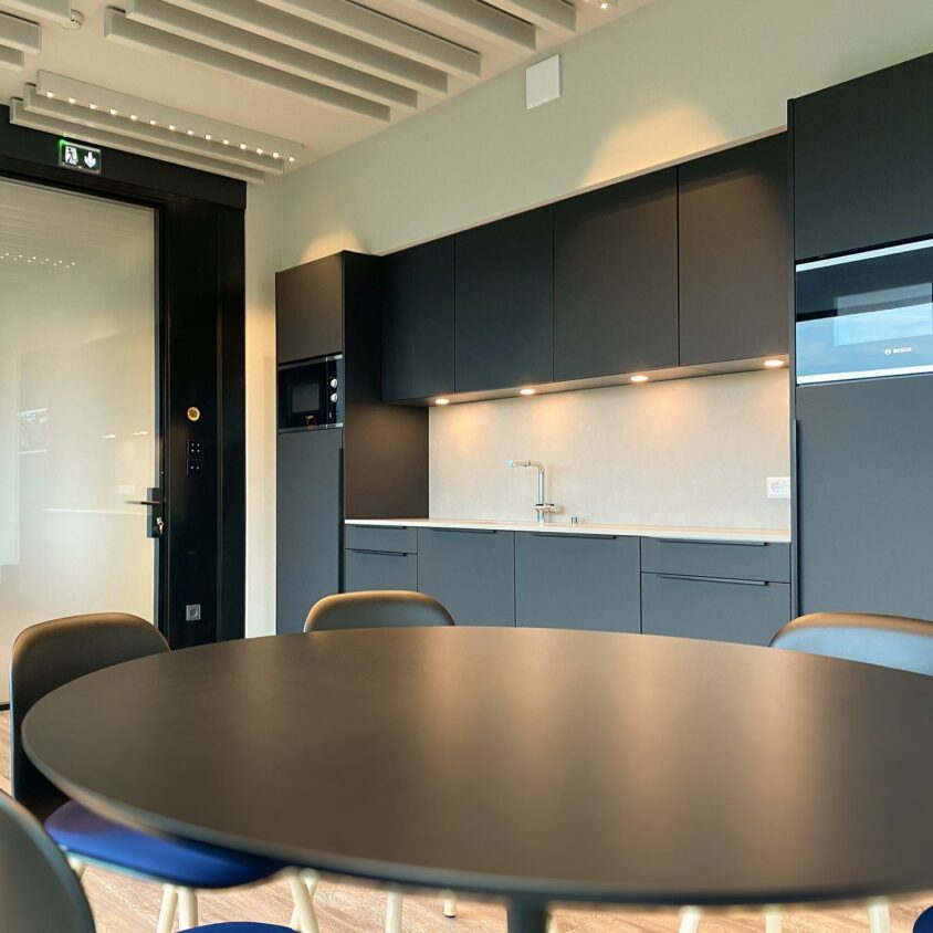 Agencement de bureaux d'entreprise à Luxembourg et Création d'un espace cuisine sur mesure