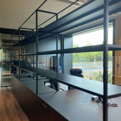 Agencement de bureaux d'entreprise à Luxembourg et Création de meubles de rangement sur mesure et cloisons