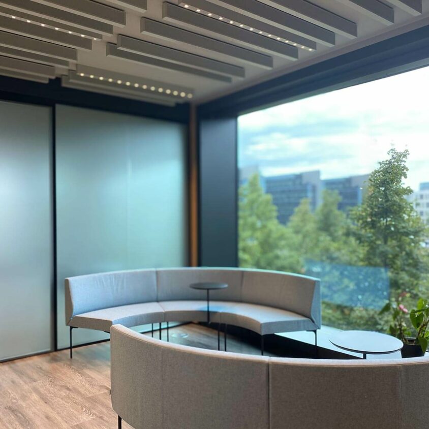 agencement bureaux luxembourg ambiance noire fauteuils accueil - meubles sur mesure