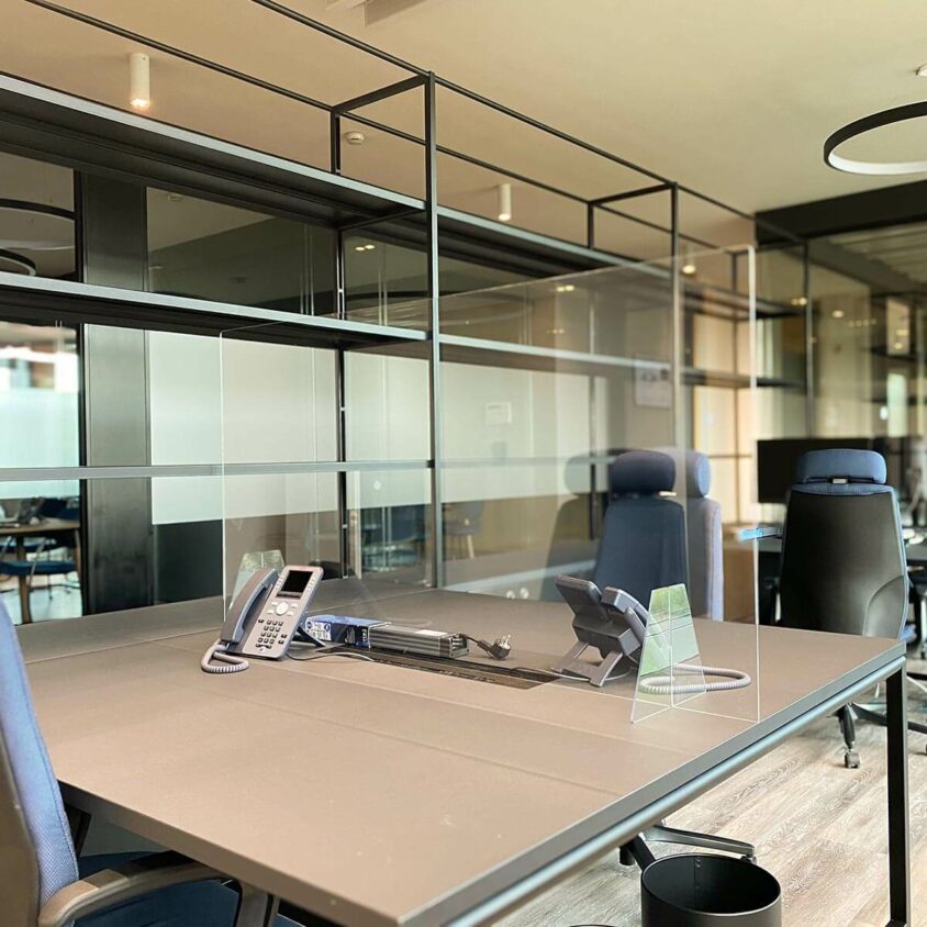 Agencement de bureaux d'entreprise à Luxembourg avec meubles sur mesure et sur catalogue