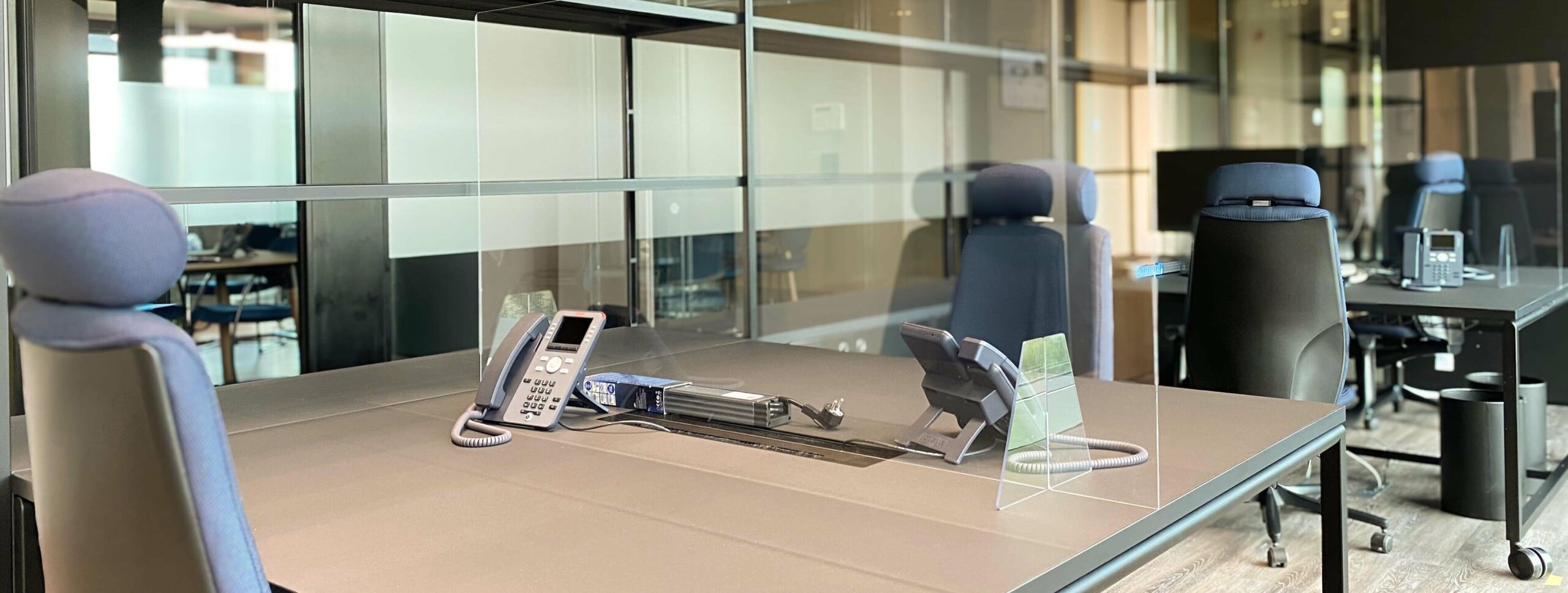 Agencement de bureaux d'entreprise à Luxembourg avec meubles sur mesure et sur catalogue