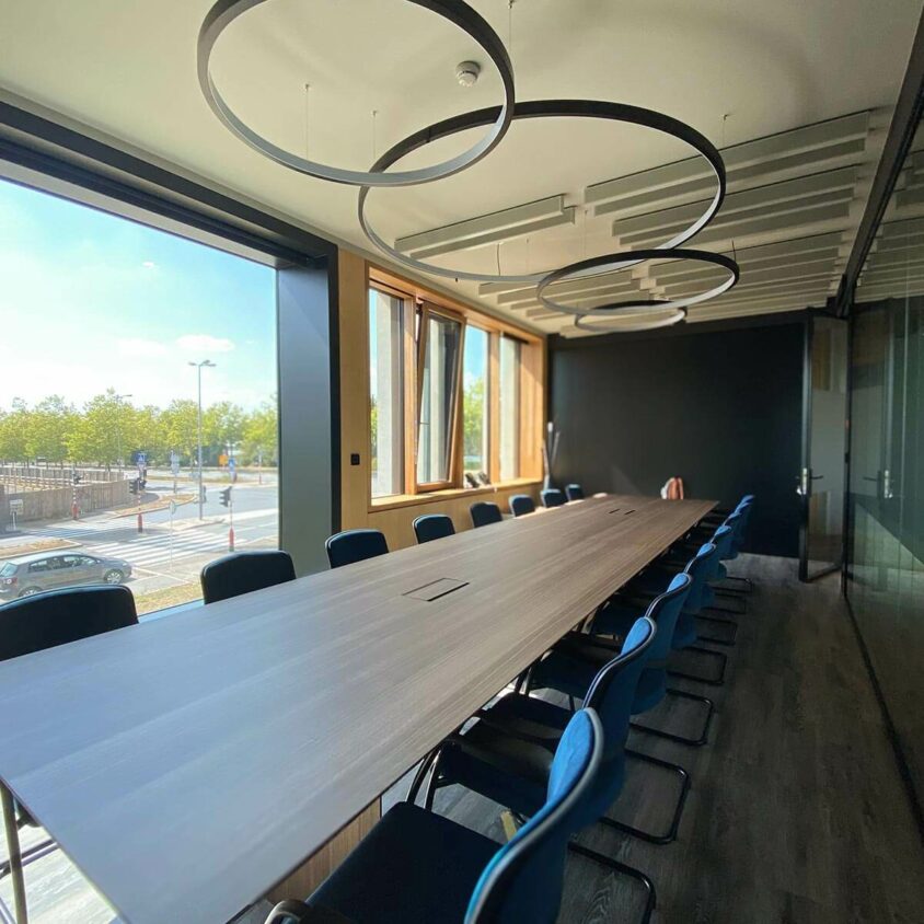 Agencement de bureaux d'entreprise à Luxembourg avec table de réunion standing sur catalogue