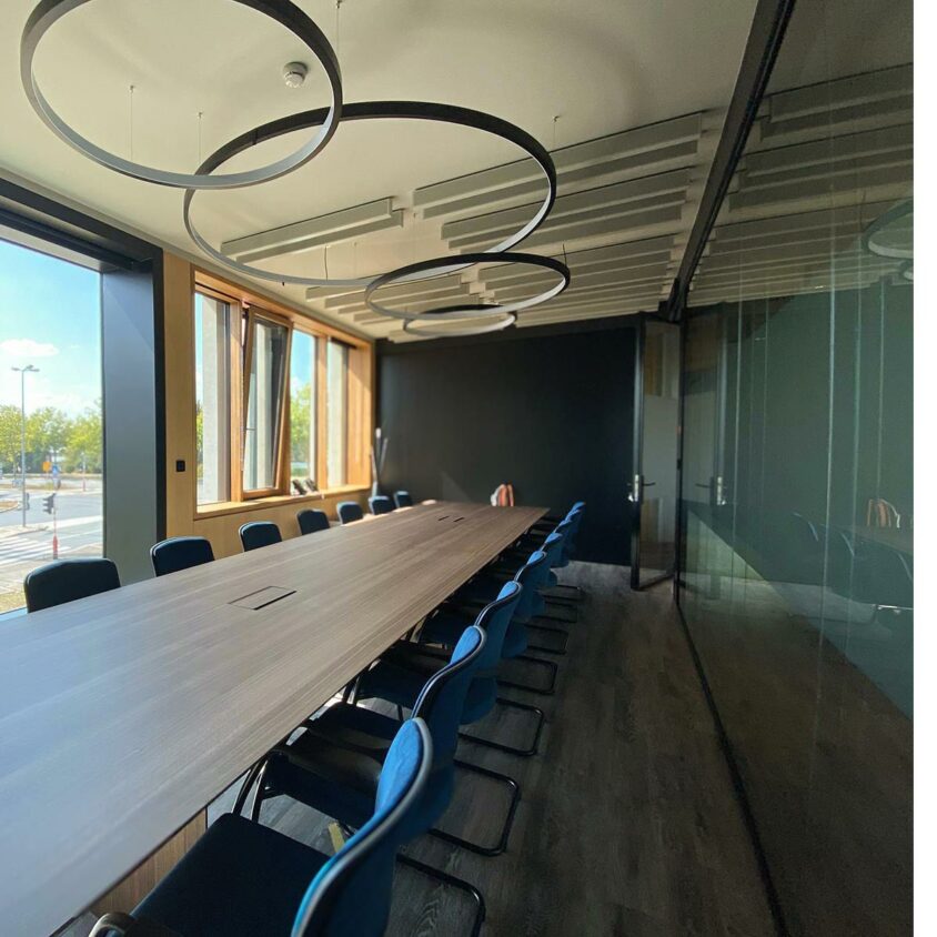 Agencement de bureaux d'entreprise à Luxembourg avec table de réunion standing sur catalogue