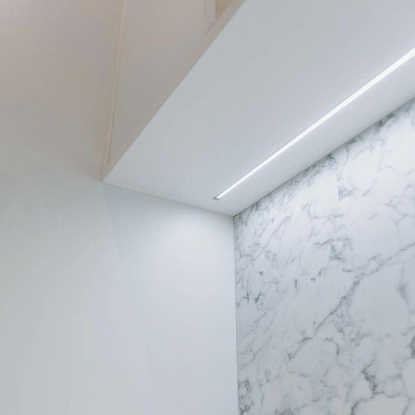 Détail d'éclairage d'un Bureau blanc sur mesure dans un appartement à Genève