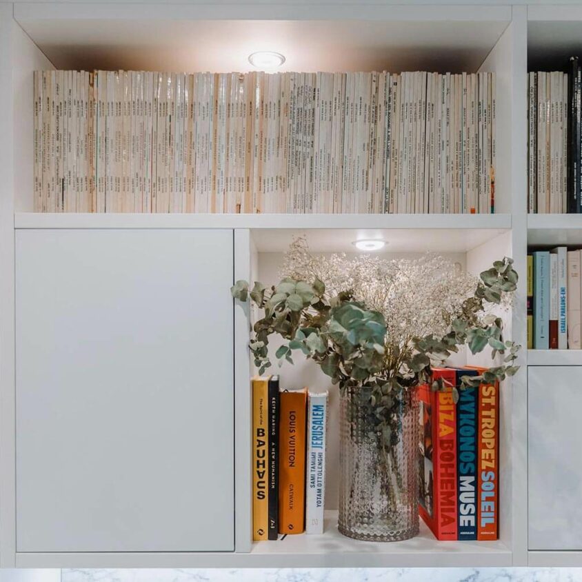 Bibliothèque en surplomb d'un bureau blanc sur mesure dans un appartement à Genève