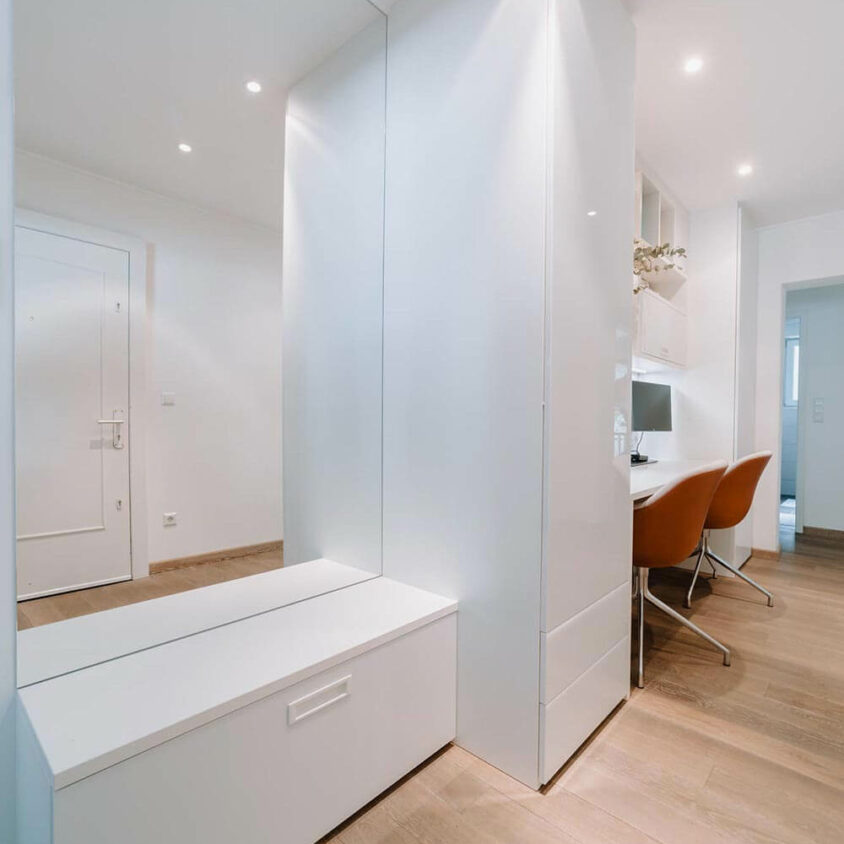Bureau blanc sur mesure dans un appartement à Genève prolongé par des meubles de rangement