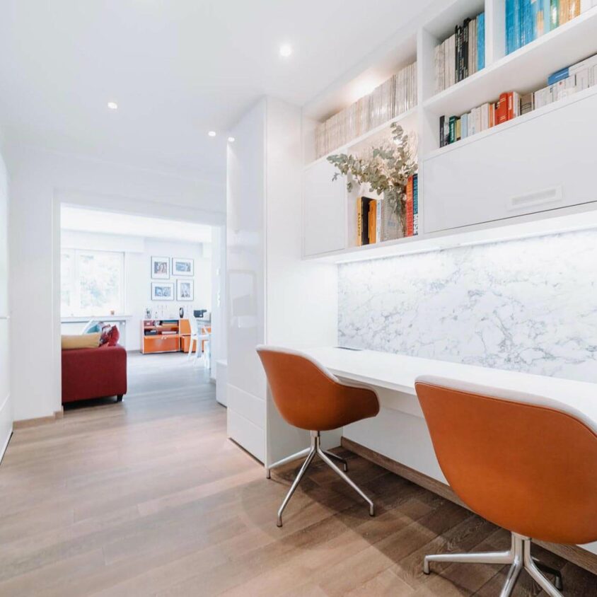 Bureau blanc sur mesure dans un appartement à Genève prolongé par des meubles de rangement