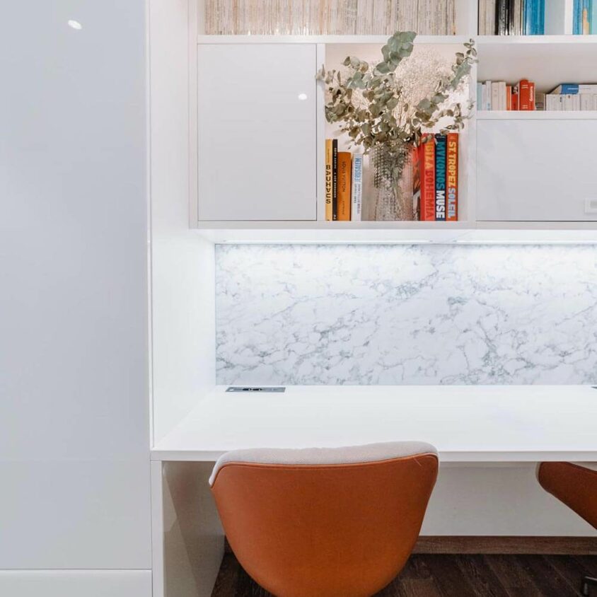 Bureau blanc sur mesure dans un appartement à Genève avec rangements en surplomb