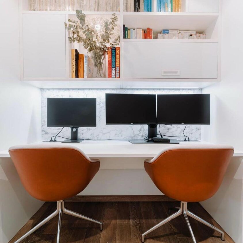 Bureau blanc sur mesure dans un appartement à Genève avec rangements en surplomb
