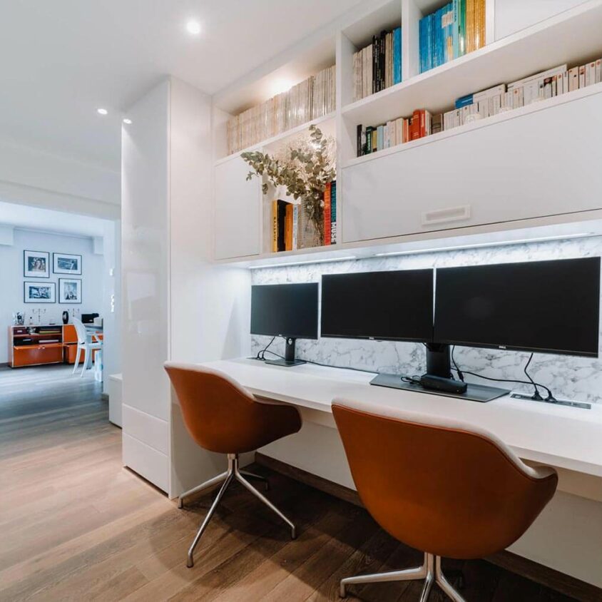 Bureau blanc sur mesure dans un appartement à Genève avec rangements en surplomb