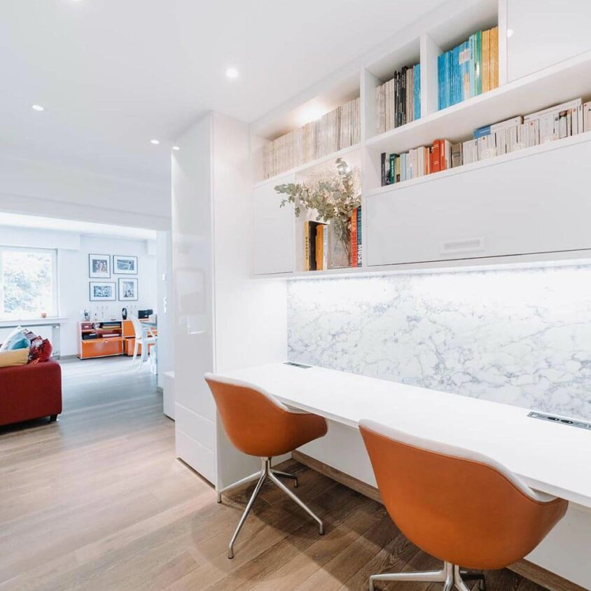 Bureau blanc sur mesure dans un appartement à Genève avec rangements en surplomb
