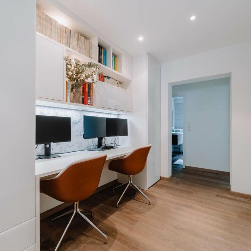 Bureau blanc sur mesure dans l'entrée d'un appartement à Genève