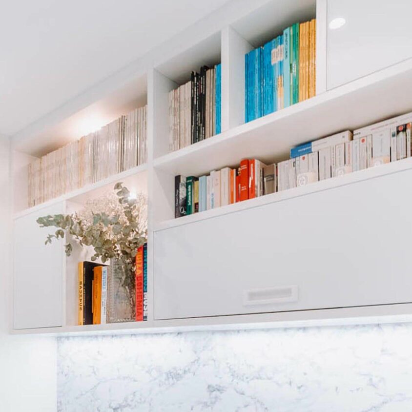 Meuble bibliothèque suspendu avec éclairage led et façade blanc laqué à Genève