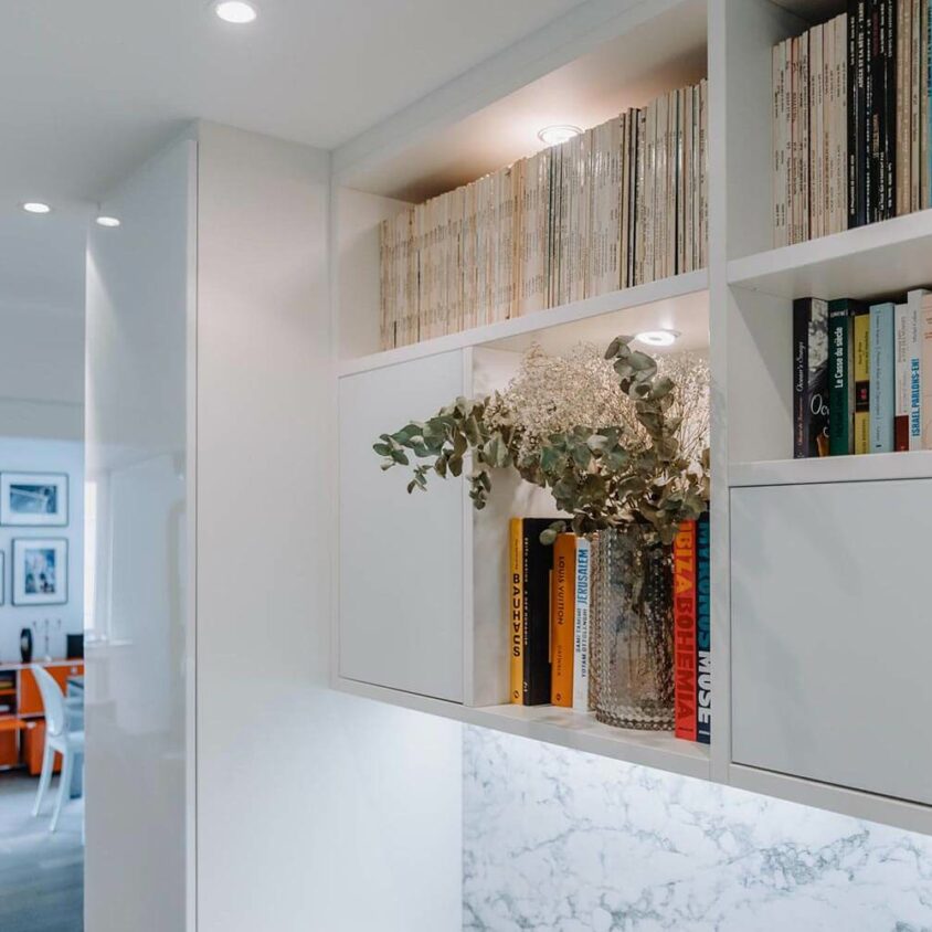 Bureau blanc sur mesure dans un appartement à Genève avec rangements en surplomb