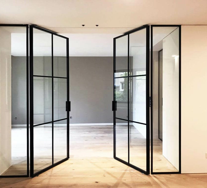 Double porte vitrée intérieure ouverte dans un appartement au Luxembourg