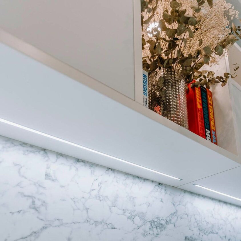 Eclairage bandeaux led sous un meuble de bureau à Genève