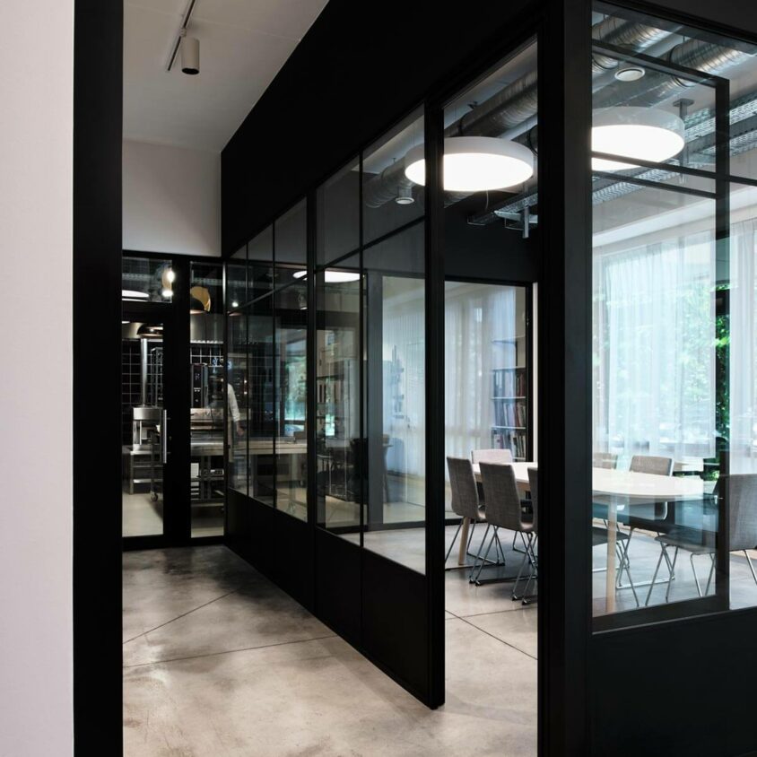 Aménagement d'une salle de réunion avec cloisons vitrées dans les bureaux Tartes Françoise à Nivelles en Belgique par BeHome Interiors Bruxelles