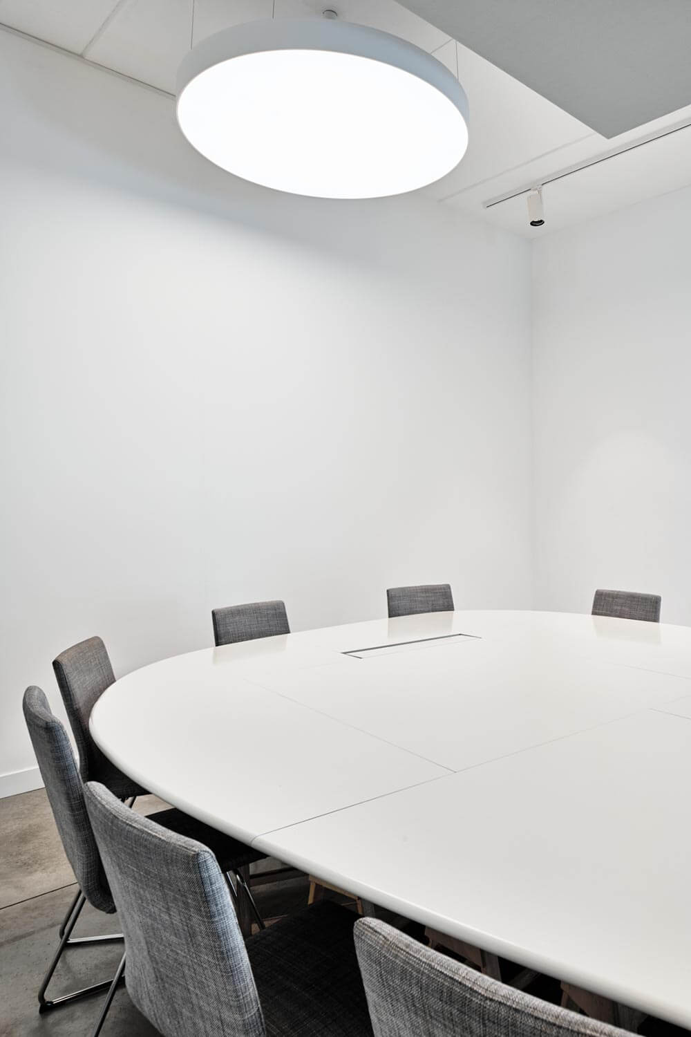 Aménagement d'une salle de réunion dans les bureaux Tartes Françoise à Nivelles en Belgique par BeHome Interiors Bruxelles