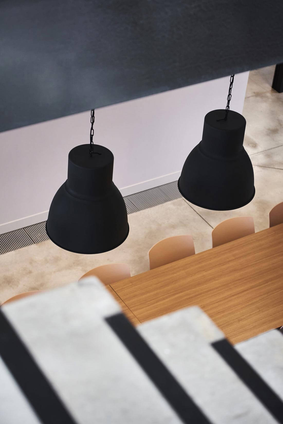 Lampe dans bureaux Tartes Françoise à Nivelles en Belgique par BeHome Interiors Bruxelles