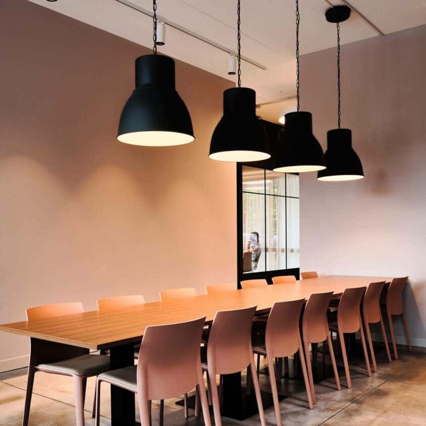 Aménagement d'un espace de réunion dans les bureaux Tartes Françoise à Nivelles en Belgique par BeHome Interiors Bruxelles