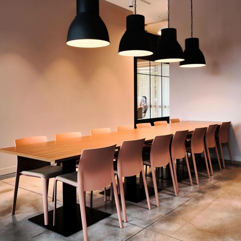 Aménagement d'un espace de réunion dans les bureaux Tartes Françoise à Nivelles en Belgique par BeHome Interiors Bruxelles