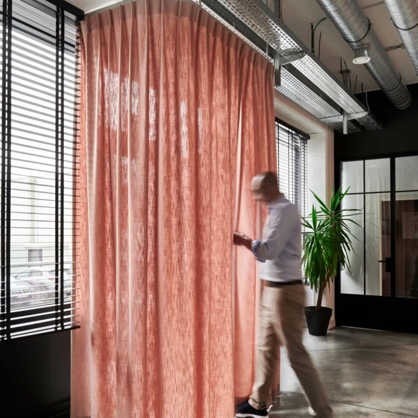 Aménagement des bureaux Tartes Françoise à Nivelles en Belgique par BeHome Interiors Bruxelles