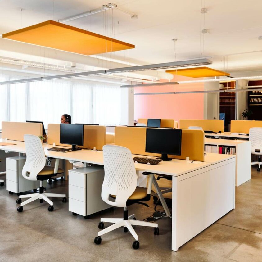 Aménagement d'un open space dans les bureaux Tartes Françoise à Nivelles en Belgique par BeHome Interiors Bruxelles