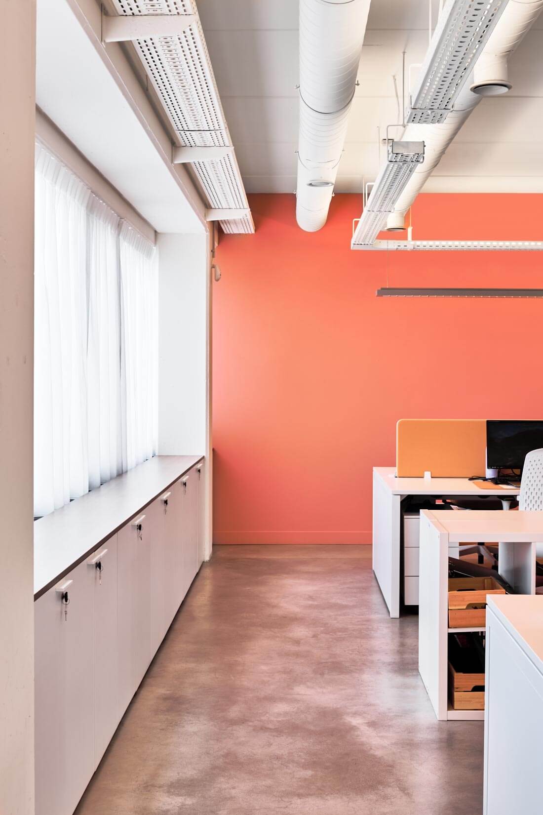 Aménagement d'un open space dans les bureaux Tartes Françoise à Nivelles en Belgique par BeHome Interiors Bruxelles