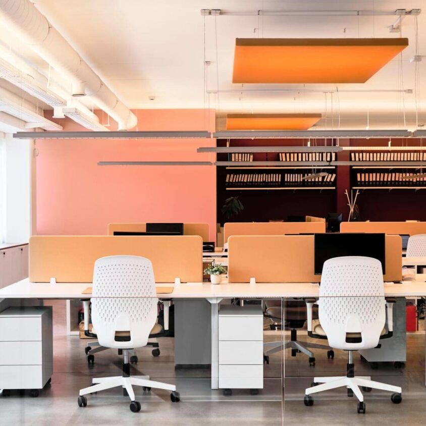 Aménagement d'un open space coloré dans les bureaux Tartes Françoise à Nivelles en Belgique par BeHome Interiors Bruxelles