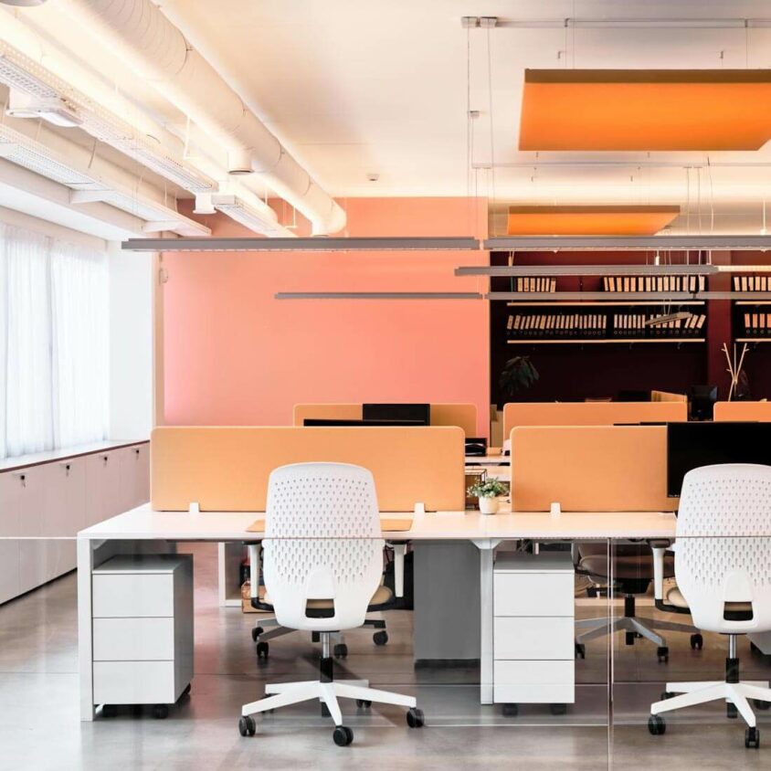 Aménagement d'un open space dans les bureaux Tartes Françoise à Nivelles en Belgique par BeHome Interiors Bruxelles