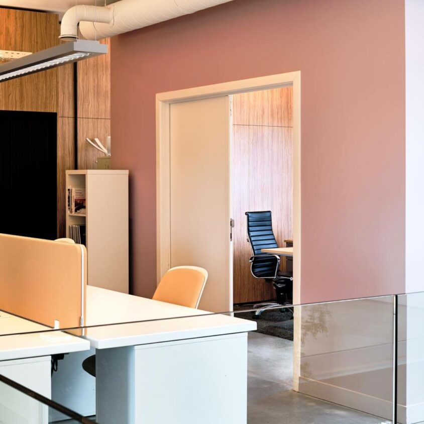 Aménagement d'un open space dans les bureaux Tartes Françoise à Nivelles en Belgique par BeHome Interiors Bruxelles