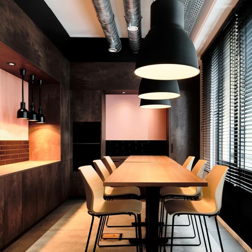 Aménagement d'un espace cuisine dans les bureaux Tartes Françoise à Nivelles en Belgique par BeHome Interiors Bruxelles