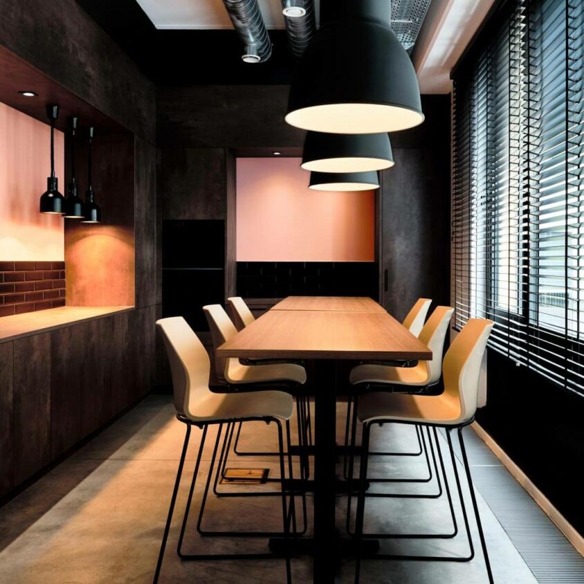 Aménagement d'un espace cuisine dans les bureaux Tartes Françoise à Nivelles en Belgique par BeHome Interiors Bruxelles