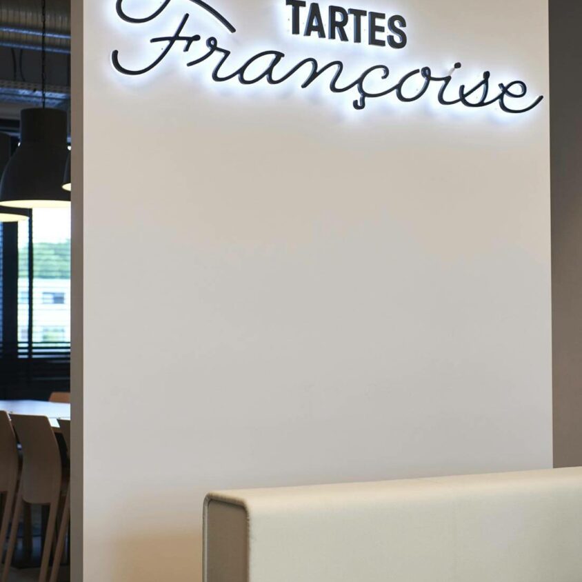 Aménagement de l'accueil des bureaux Tartes Françoise à Nivelles en Belgique par BeHome Interiors Bruxelles