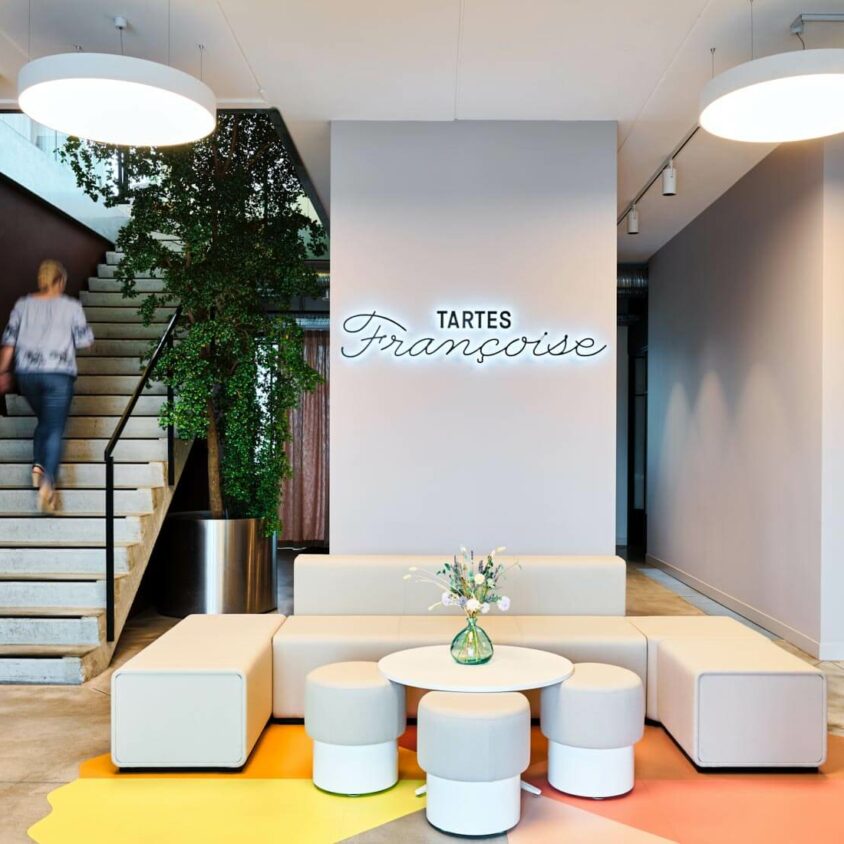 Aménagement de l'accueil des bureaux Tartes Françoise à Nivelles en Belgique par BeHome Interiors Bruxelles