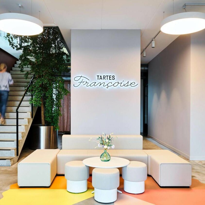 Aménagement de l'accueil des bureaux Tartes Françoise à Nivelles en Belgique par BeHome Interiors Bruxelles