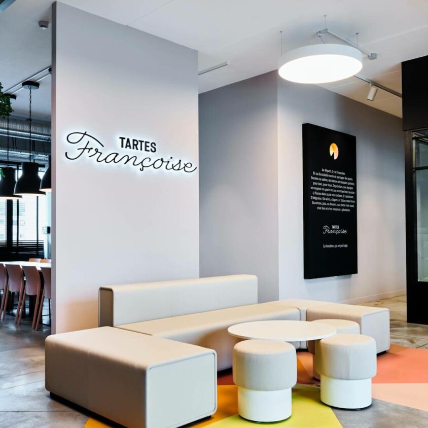 Aménagement des bureaux Tartes Françoise à Nivelles en Belgique par BeHome Interiors Bruxelles